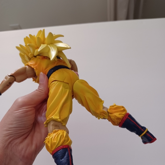 9" Dragon Ball Z Movie Edition 'Battle Damaged' Goku SS3 Action Figure - Picture 7 of 13